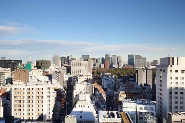 写真：The east side of the office commands a view of the Imperial Palace and Tokyo Skytree through the windows.