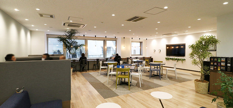 写真：QSTO’s stylish refreshment room might even be mistaken for a café