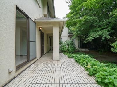  Courtyard/Greenery