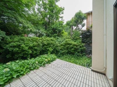  Courtyard/Greenery