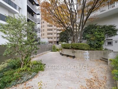  Courtyard/Greenery