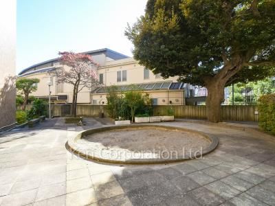 Courtyard/Greenery