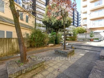  Courtyard/Greenery