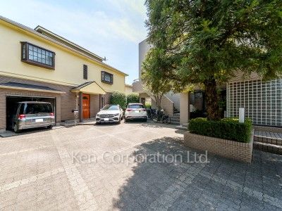  Courtyard/Greenery
