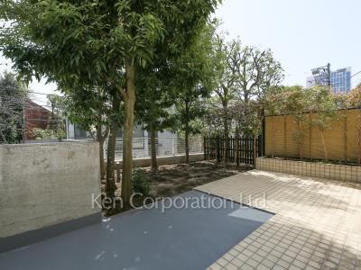  Courtyard/Greenery