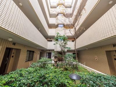  Courtyard/Greenery