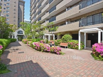  Courtyard/Greenery