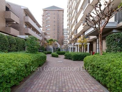  Courtyard/Greenery