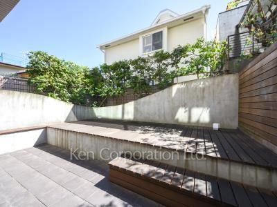  Courtyard/Greenery