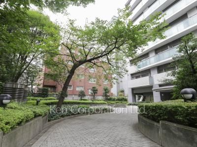  Courtyard/Greenery
