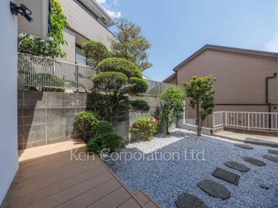  Courtyard/Greenery