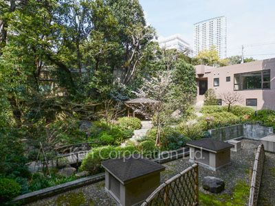  Courtyard/Greenery