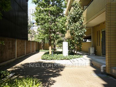  Courtyard/Greenery
