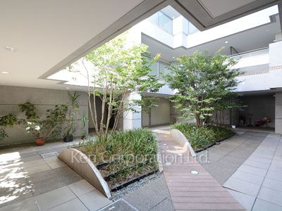  Courtyard/Greenery