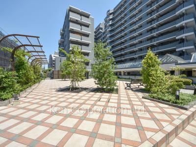  Courtyard/Greenery