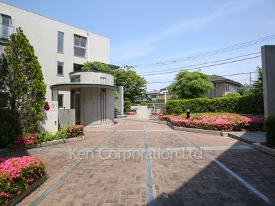  Courtyard/Greenery