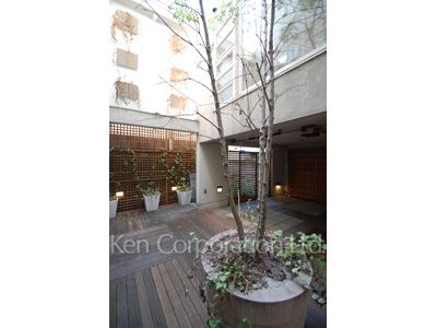  Courtyard/Greenery
