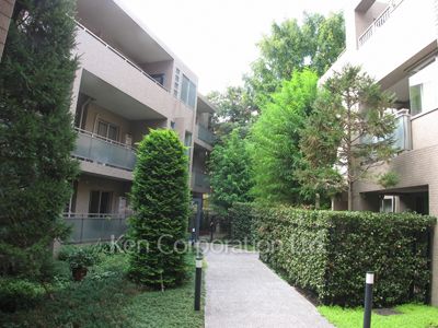  Courtyard/Greenery