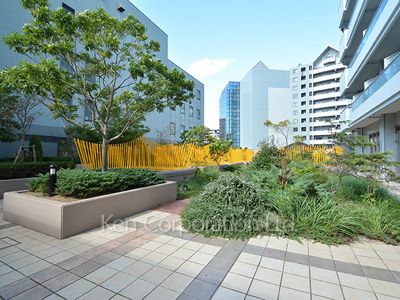  Courtyard/Greenery