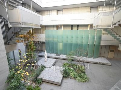  Courtyard/Greenery