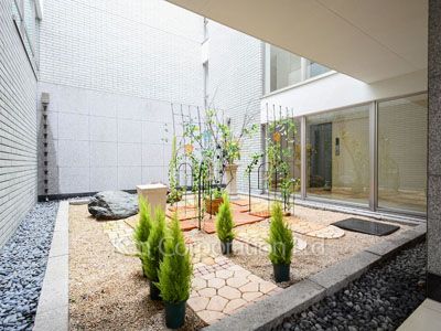  Courtyard/Greenery