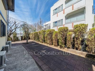 Courtyard/Greenery