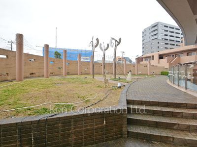  Courtyard/Greenery