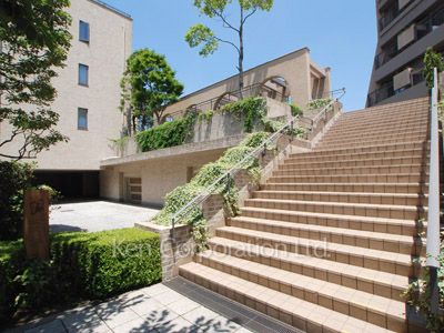  Courtyard/Greenery