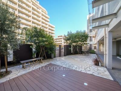  Courtyard/Greenery
