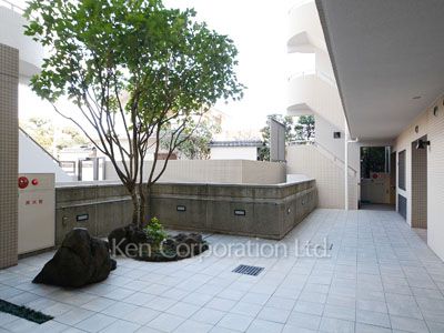  Courtyard/Greenery