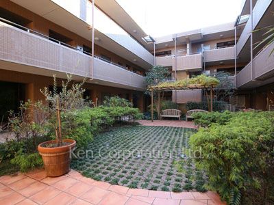 Courtyard/Greenery