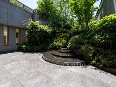  Courtyard/Greenery