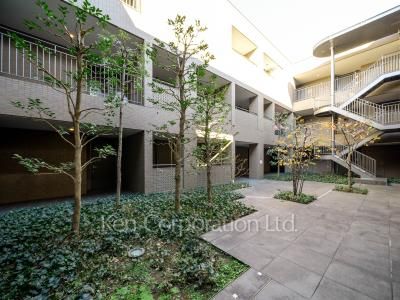  Courtyard/Greenery