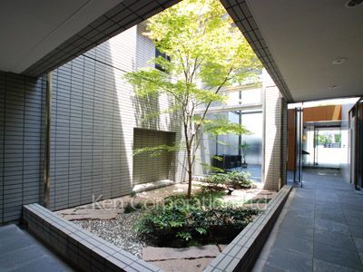  Courtyard/Greenery