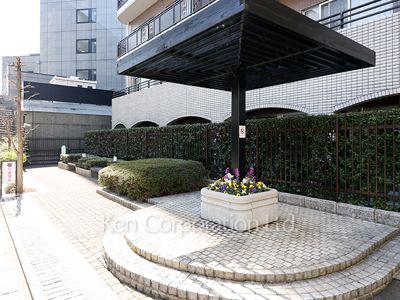  Courtyard/Greenery