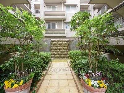  Courtyard/Greenery