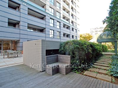  Courtyard/Greenery