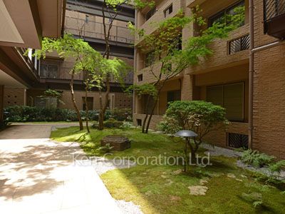  Courtyard/Greenery