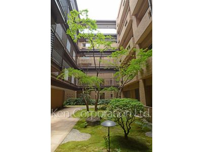  Courtyard/Greenery