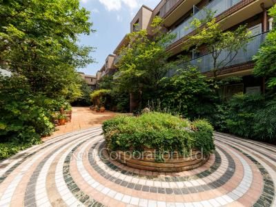  Courtyard/Greenery