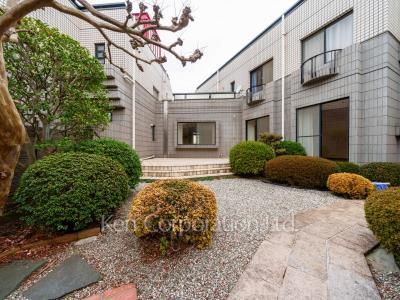  Courtyard/Greenery