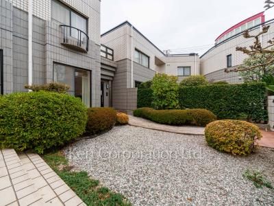  Courtyard/Greenery