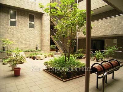  Courtyard/Greenery
