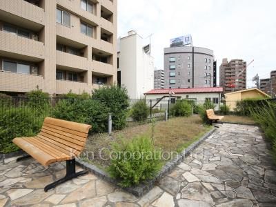  Courtyard/Greenery