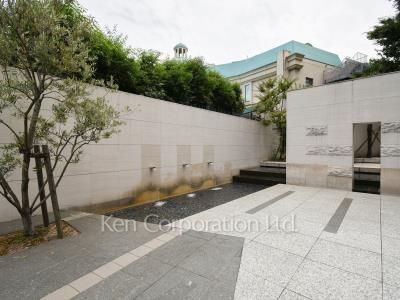 Courtyard/Greenery
