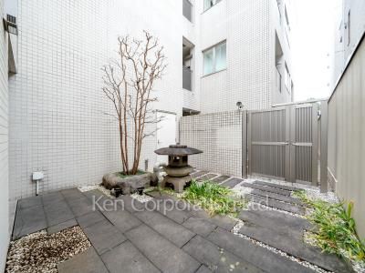  Courtyard/Greenery