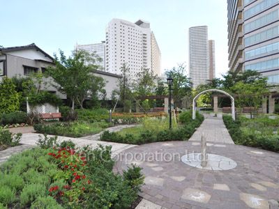 Courtyard/Greenery
