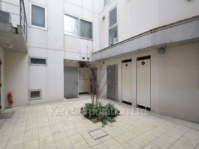  Courtyard/Greenery