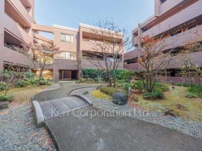  Courtyard/Greenery