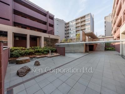  Courtyard/Greenery